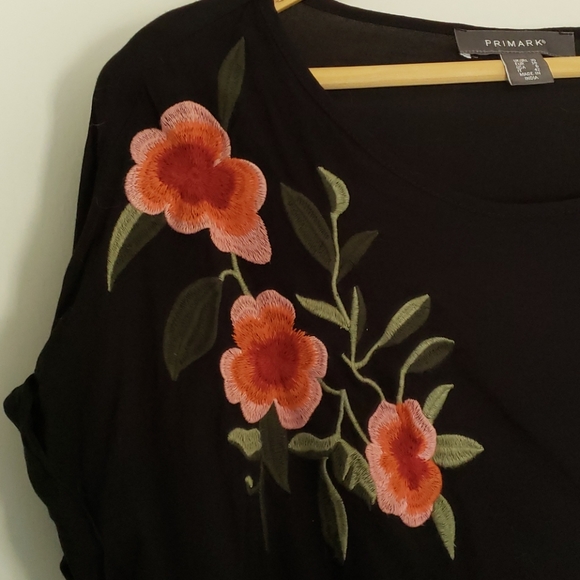 Boxy top with floral embroidery - Picture 2 of 8